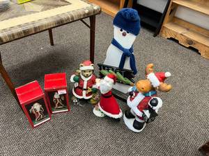 lot 328 image: Holiday Items