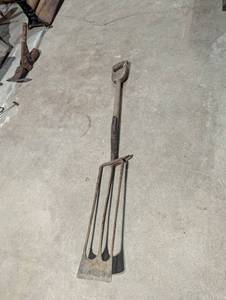 lot 239 image: Tiling Spade