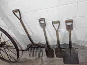 lot 241 image: Vintage Long Handled Tools