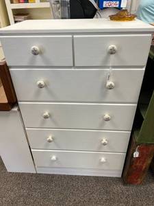 lot 363 image: 5 Drawer Dresser & Nightstand