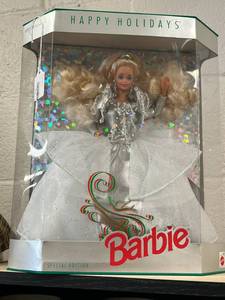 lot 399 image: 1992 Holiday Barbie