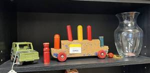 lot 423 image: Vintage Toys & Vase