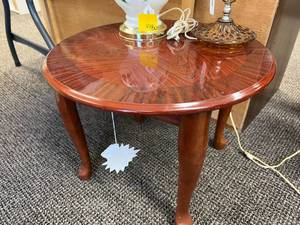 lot 173 image: Small Accent Table