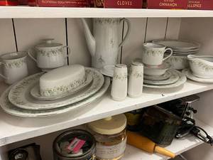 lot 450 image: 117 Piece Forever Spring Johann Haviland China Set