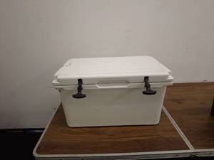 lot 73 image: White Insulated Cooler with Latching Handles