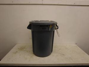 lot 229 image: Rubbermaid Brute 32 Gallon Trash Can