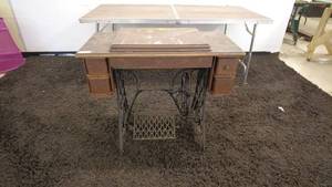 lot 127 image: Vintage Singer Treadle Sewing Machine with Wooden Cabinet