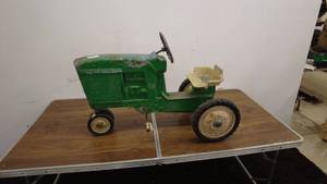 lot 148 image: Vintage John Deere Green Pedal Tractor by Ertl, Model D-65