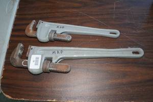 2 Pipe Wrenches