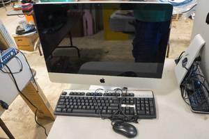 Apple iMac Computer with Keyboard and Mouse