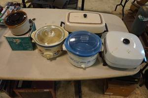 3 Crockpots with 2 Skillets