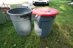 2 Brute Trash Bins