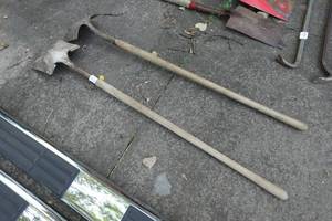 2 Garden Shovels