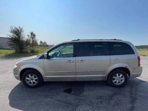 2009 Chrysler Town AND Country Touring - 1 OWNER