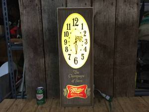 lot 102 image: Vintage Miller High Life Light-Up Beer Clock