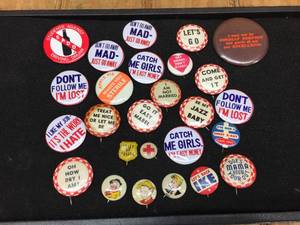 lot 135 image: Variety Vintage Pinback Buttons Including FunnySmart Alec