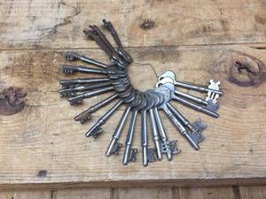 lot 142 image: Vintage 20 Skeleton Keys