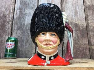 lot 179 image: Vintage Royal Doulton D6755 The Guardsman