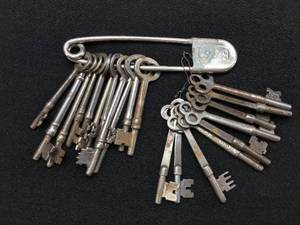 lot 185 image: Vintage 20 Skeleton Keys