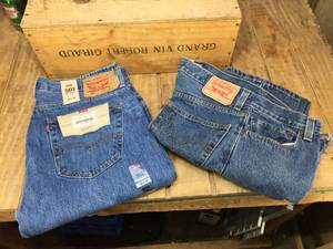 lot 255 image: 2 Pair Mens Levi Jeans - 501 & 550