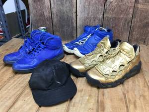lot 256 image: Nike Air Shoes - Hat