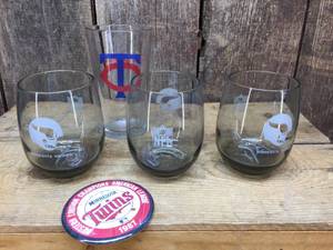 lot 261 image: MN Vikings Hi-Ball Glasses Plus Twins