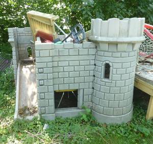 lot 2 image: Little Tikes Castle