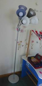 lot 4 image: Floor lamp with 5 flexible lights