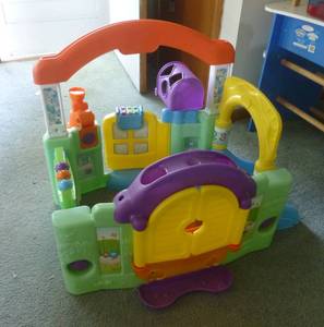lot 6 image: Little Tikes toddler activity center