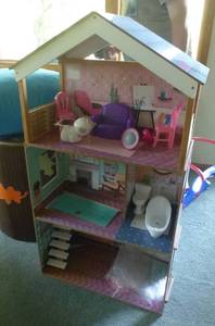 lot 9 image: Kid Kraft large doll house with contents