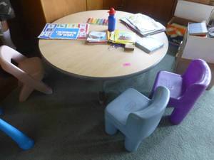 lot 46 image: Lakeshore 48 adjustable height table and 4 toddler chairs