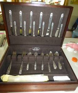 lot 52 image: Holmes & Edwards Danish Princess style silverware setting for 6 in Pacific Silvercloth case