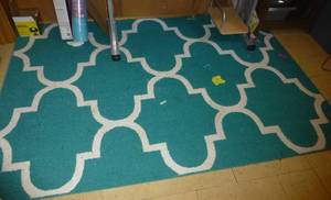 lot 70 image: Rug 7 ft x 5 ft just needs a good vacuum
