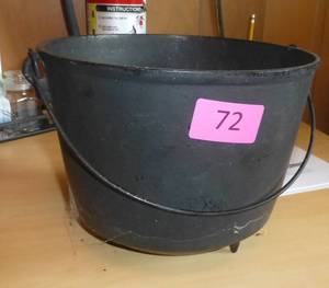 lot 72 image: Nice cast iron pot 10-12 inch diameter