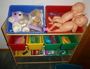 lot 109 image: Slanted shelf unit with baskets and toys