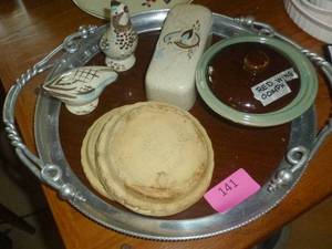 lot 141 image: Redwing Stoneware, Bob White salt and pepper