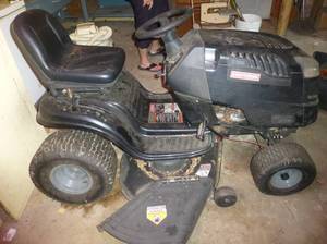 lot 185 image: Craftsman LT2000 riding lawn mower