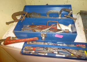 lot 194 image: metal tool box full of tools