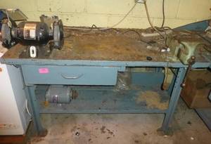 lot 195 image: Work bench with 12hp Grinder and Vise and electric motor