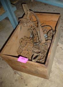 lot 201 image: animal traps and chain in a Dupont Explosives box