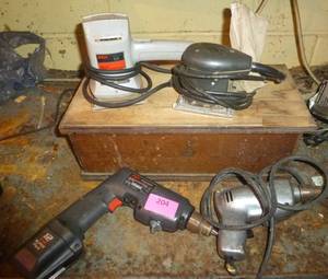 lot 204 image: Black and Decker Palm sander, Skil pad sander, 2 drills