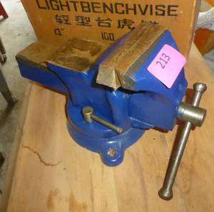 lot 213 image: 4 inch bench vise brand new
