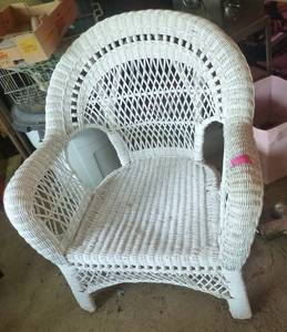 lot 235 image: Nice wicker chair