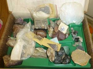 lot 255 image: Collectors bunch of various rocks, lots of agate, amethyst - box and pail full