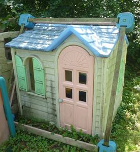 lot 263 image: Little tikes playhouse with toys inside - Just needs a good wash