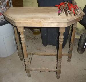 lot 267 image: small wood table