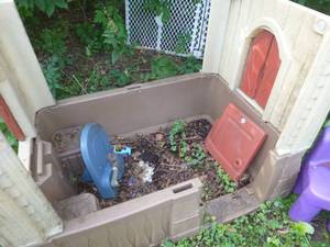 lot 272 image: Little Tikes play house missing pieces