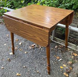lot 257 image: Drop leaf table