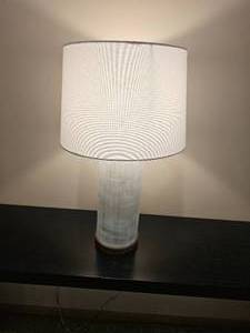 lot 21 image: Beautiful Weave Pattern Glass Table Lamp
