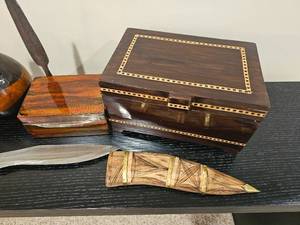 lot 82 image: Tribal Themed Dcor Items